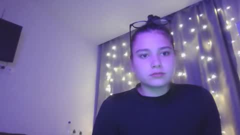 Snapshot of velveted_ivy chatting on 10.29.25 velveted_ivy online show from 10.29.25