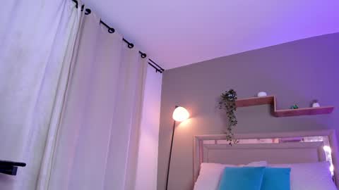 Snapshot of venus_reid chatting on 01.04.25 venus_reid online show from 01.04.25