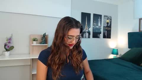 Snapshot of venus_steffen chatting on 10.16.25 Mia online show from 10.16.25