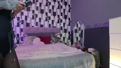 venusinylons online show from 12.15.25