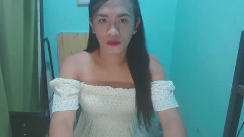 Snapshot of verhenia chatting on 12.19.24 verhenia online show from 12.19.24