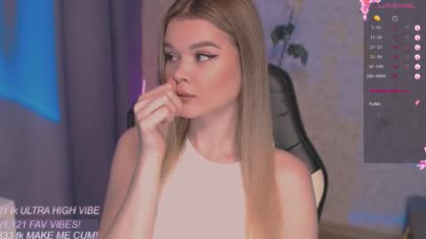 Snapshot of veronaaura chatting on 11.23.25 Tiffany online show from 11.23.25