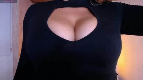 Snapshot of veronica_saenzz1 chatting on 09.30.25 Vero online show from 09.30.25