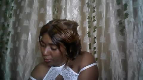 Snapshot of verronique1511 chatting on 05.17.26 verronique1511 online show from 05.17.26