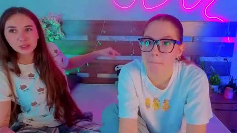 Snapshot of vickipratt chatting on 12.15.25 Stacy Charlotte Lolaon keyboard online show from 12.15.25