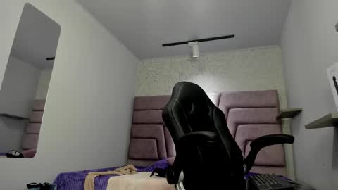 Snapshot of victoria_noir_18 chatting on 11.04.25 Vicky online show from 11.04.25