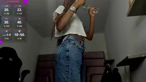 Snapshot of victoria_noir_18 chatting on 11.27.25 Vicky online show from 11.27.25