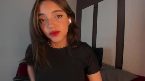 Snapshot of victoriaa2_doll chatting on 02.11.26 victoriaa2_doll online show from 02.11.26