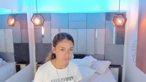 Snapshot of victoriaduarte chatting on 04.29.26 Victoria online show from 04.29.26
