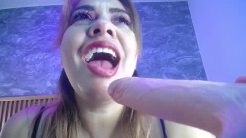 Snapshot of victoriamil1 chatting on 10.10.25 victoriamil1 online show from 10.10.25