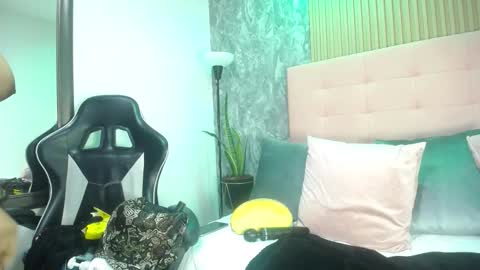 Snapshot of victoriamil1 chatting on 11.21.25 victoriamil1 online show from 11.21.25