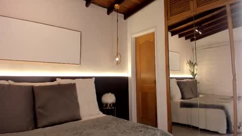 Snapshot of victoriashelby chatting on 10.01.25 Victoria Shelby online show from 10.01.25