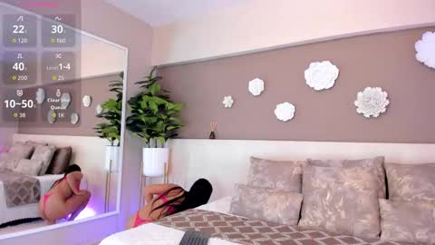 Snapshot of victoriashelby chatting on 10.12.25 Victoria Shelby online show from 10.12.25