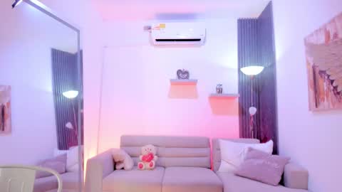 Snapshot of vienah_louis chatting on 02.25.26 vienah_louis online show from 02.25.26