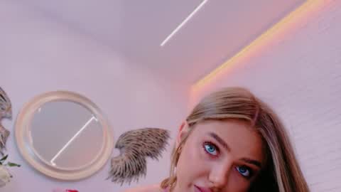 Snapshot of vikafever chatting on 11.27.25 vikafever online show from 11.27.25