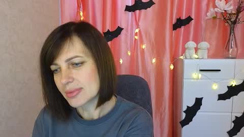 Snapshot of vikasoul chatting on 10.30.25 Vika online show from 10.30.25