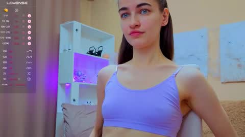 Snapshot of vikiberry chatting on 11.28.25 vikiberry online show from 11.28.25