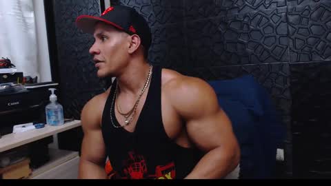 Snapshot of viktorherrera chatting on 01.31.25 Viktor Herrera online show from 01.31.25