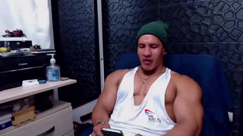 Snapshot of viktorherrera chatting on 02.12.25 Viktor Herrera online show from 02.12.25