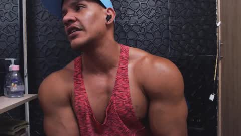 Snapshot of viktorherrera chatting on 10.08.25 Viktor Herrera online show from 10.08.25