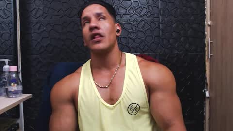 Snapshot of viktorherrera chatting on 10.11.25 Viktor Herrera online show from 10.11.25