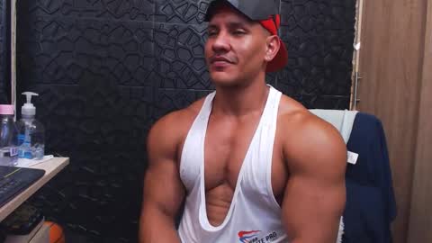 Snapshot of viktorherrera chatting on 10.31.25 Viktor Herrera online show from 10.31.25