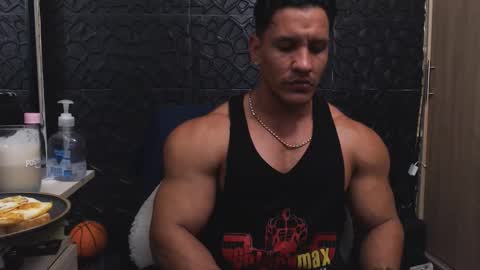 Snapshot of viktorherrera chatting on 11.11.25 Viktor Herrera online show from 11.11.25