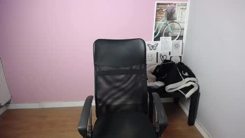 Snapshot of viktoria_lovely chatting on 02.10.25 viktoria_lovely online show from 02.10.25