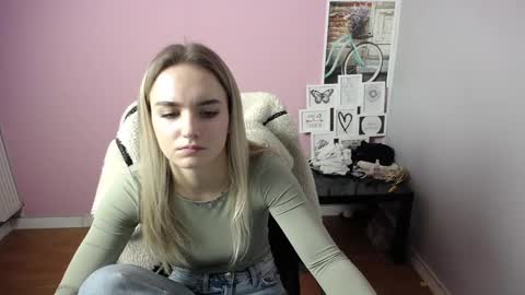 Snapshot of viktoria_lovely chatting on 02.26.25 viktoria_lovely online show from 02.26.25