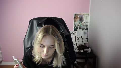 Snapshot of viktoria_lovely chatting on 10.15.25 viktoria_lovely online show from 10.15.25