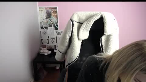 Snapshot of viktoria_lovely chatting on 11.25.25 viktoria_lovely online show from 11.25.25