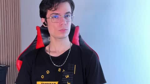 Snapshot of viktornoir chatting on 09.25.25 viktornoir online show from 09.25.25