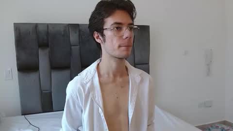 Snapshot of viktornoir chatting on 10.15.25 viktornoir online show from 10.15.25