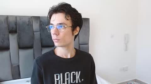 Snapshot of viktornoir chatting on 10.17.25 viktornoir online show from 10.17.25