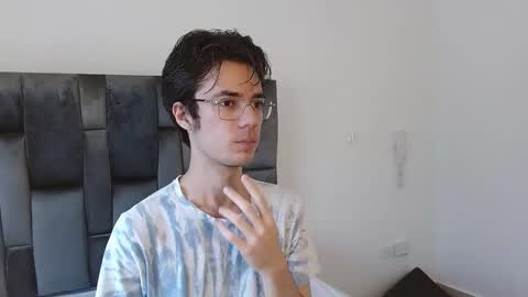 Snapshot of viktornoir chatting on 10.19.25 viktornoir online show from 10.19.25