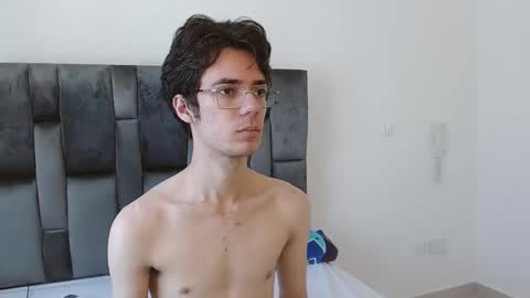 Snapshot of viktornoir chatting on 10.21.25 viktornoir online show from 10.21.25