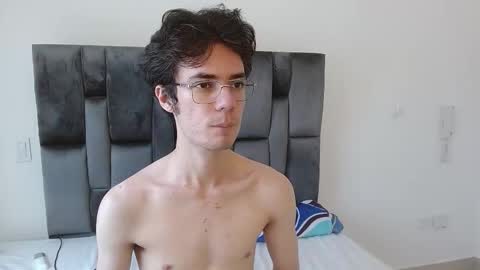 Snapshot of viktornoir chatting on 10.25.25 viktornoir online show from 10.25.25