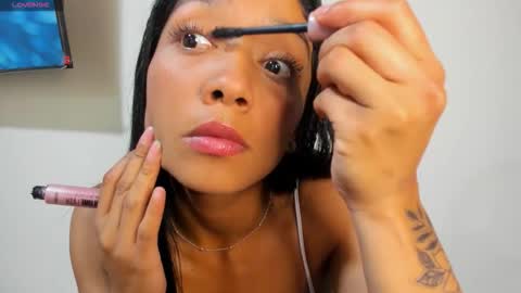 Snapshot of vinaly_y chatting on 11.24.25 Vinaly online show from 11.24.25