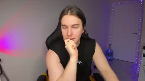 Snapshot of vincent__strong chatting on 12.27.24 Vincent Strong online show from 12.27.24