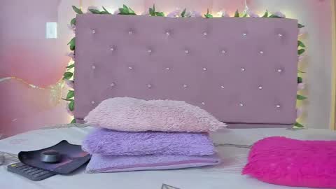 Snapshot of violet__taylor_ chatting on 05.25.26 violet__taylor_ online show from 05.25.26