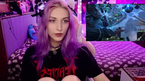 Snapshot of violet_noir_ chatting on 01.28.25 Deya online show from 01.28.25