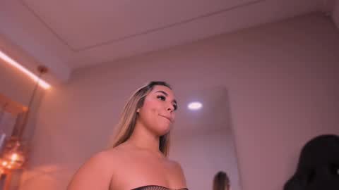 Snapshot of violeta_abel chatting on 10.06.25 Violeta online show from 10.06.25