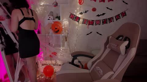 Snapshot of violetferguson chatting on 10.29.25 Violet online show from 10.29.25