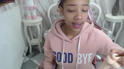 Snapshot of violeth_b chatting on 12.03.24 violeth_b online show from 12.03.24