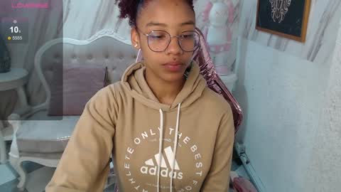 Snapshot of violeth_b chatting on 12.28.24 violeth_b online show from 12.28.24