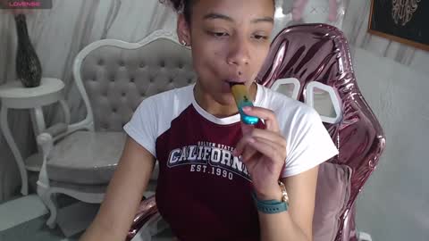 Snapshot of violeth_b chatting on 01.03.25 violeth_b online show from 01.03.25