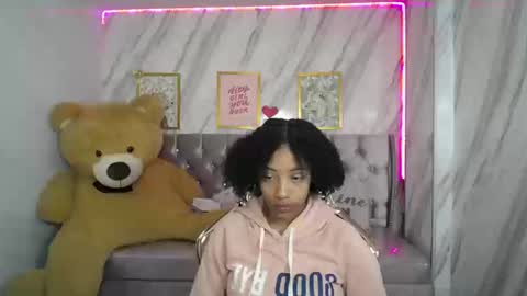 Snapshot of violeth_b chatting on 09.19.25 violeth_b online show from 09.19.25