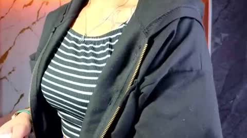 Snapshot of violeth_b chatting on 10.27.25 violeth_b online show from 10.27.25