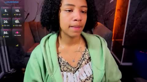 Snapshot of violeth_b chatting on 11.19.25 violeth_b online show from 11.19.25