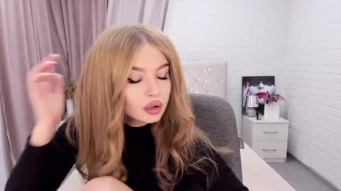 Snapshot of violettaotis chatting on 12.14.24 ViolettaOtis online show from 12.14.24